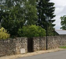 Voilà à quoi ressemblera notre mur après reconstruction et zigouillage du lierre !