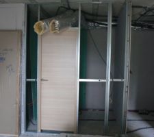 La salle de bain parentale à gauche, le dressing à droite