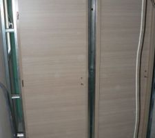 Wc à gauche, salle de bain enfant à droite