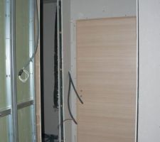 La poret de notre chambre, avec le dressing à gauche
