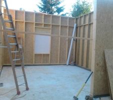 Assemblage et montage sur place par un charpentier local