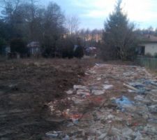 Chemin d'accès fait à partir des gravats des bâtiments détruits