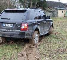 Petit désagrement lol somme resté embourbé ... merci à la mini pelle de nous avoir sortie de là !!!