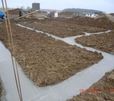 Fond de notre garage en premier plan , la terrasse et derrière le rez de chaussée de notre maison ;