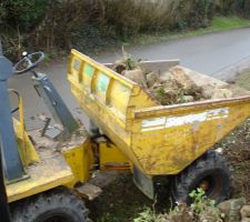 A raison de 3 tonnes de contenance, sachant qu'on en a rempli 3 pour 5 mètre de mur abattu..... >.<