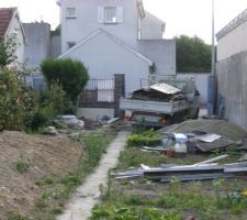 Voilà à quoi se réduit un garae en bois après démolition