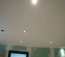 Plafond salle de bain avec sous couche et spots au 18/02