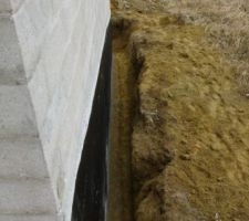 Sur le pignon droit,la place est faite pour recevoir le drain.