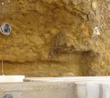 Debut du deblaiement à l'arriere de la maison.