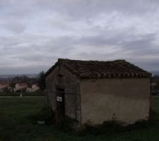 Le terrain d&eacute;marre pr&egrave;s de la petite maison et va jusqu'&agrave; la rue. du bas du terrain, on voit la cath&eacute;drale d'Albi (pour l'instant... car la vue n'est pas imprenable)