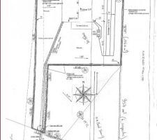 Plan de masse du terrain. Nous allons positionner notre maison &agrave; la limite entre les 2 lots pour profiter au maximum du Sud.