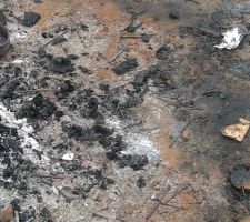 Petit souvenir des ouvriers...je penserai à eux quand j'éclaterai un pneu ou marcherai dessus en claquettes. Toujours là, 2 mois après.