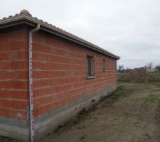 Super, les gouttières sont installées et nous avons peint les planches de rives ...