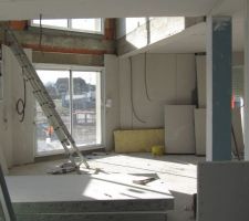 Vue, depuis la cuisine, sur l'espace salon/salle à manger