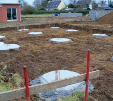 Cr&eacute;ation des plots de b&eacute;tons qui soutiennent la maison.