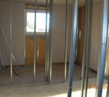 D&eacute;but de cloisonnement de l'atelier et du vestiaire