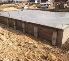Dalle coulée et poteaux de soutiens pour la terrasse fait par mes soins
