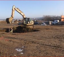 Le terrassement sera beaucoup plus profond, mais on va garder ce que le terrassier creusera dans un second temps. Ici il a fallait faire vite pour ne pas bloquer les deux tracteurs, et faire le plus de camion avant le d&eacute;gel.