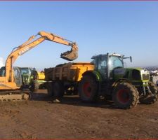 Le constructeur avait pr&eacute;vu 200 &agrave; 250 m3 de terre &agrave; &eacute;vacuer. En tenant compte du foisonnement. En fait on va &ecirc;tre &agrave; 300m3 environ.
La journ&eacute;e se termine &agrave; 22 camions et ils en restent au moins 10 (alors que nous en avions pr&eacute;vu 20 en tout).... On s?arr&ecirc;te ce jour car avec le d&eacute;gel, les tracteurs font trop de boue sur les routes. Reprise demain matin vers 7h30 car il y aura un l&eacute;ger gel cette nuit qui permettra de rendre les terres accessibles sans faire trop de salet&eacute; sur la route.