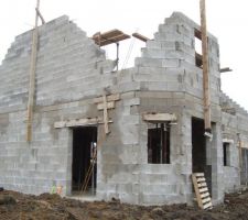 Reprise du chantier apr&egrave;s la vague de froid qui a touch&eacute;e la France.
Vue sur la porte fen&ecirc;tre de cot&eacute; et sur le bow window