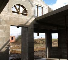 Vue sur la porte d entrée, le bow window et le vide sur hall avec sa demi lune