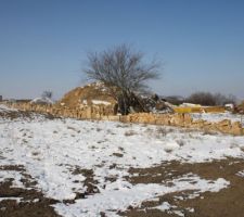 Tri des pierres et motage mur provisoire