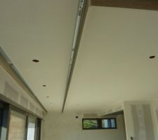 Structure de faux-plafond latéraux. Espace de 15cm pour les passer desrideaux