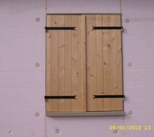 Fen&ecirc;tres (volets)pos&eacute;es mais l&eacute;ger d&eacute;calage qui n'a toujours pas &eacute;t&eacute; rectifier en cours donc  !!!affaire a a suivre