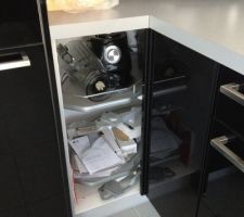Porte du placard qui est tombée juste après que l'installation de Darty soit faites...