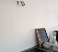 Fils électriques visibles, étagères et luminaires toujours pas installés à ce jour par Darty.