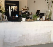 Bar non terminé. Des plaques noires comme dans la cuisine doivent venir l'habiller.