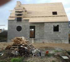 Charpente fini. jolie tas devant la  maison