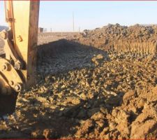 Tout au bout &agrave; gauche le d&eacute;caissement de la terrasse sur vide sanitaire. On va d&eacute;caisser par la suite la terre pour &ecirc;tre sous le niveau de la terre naturelle et faire une pente jusqu'au bout pour rattraper le niveau naturel. Nous n'avions pas trop le choix car le terrain est assez en pente. Si on ne d&eacute;caissait pas autant c&ocirc;t&eacute; jardin, la maison aurait &eacute;t&eacute; trop haute c&ocirc;t&eacute; rue avec une pente pour acc&egrave;s garage. Je dois bien avouer avoir quand m&ecirc;me du mal &agrave; me rendre compte du niveau final....wait and see
