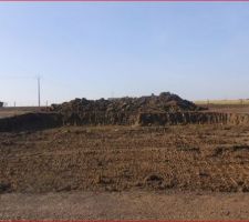 Voil&agrave;, le terrassement est presque termin&eacute;. Demain et si il n'est pas pr&eacute;vu de pluie dans les 3 jours &agrave; venir, le terrassier va creuser les fondations.
Pour informations on a d&eacute;gager plus de 40 camions de 20 tonnes de terres...