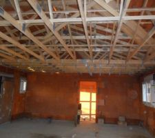 Les suspentes mise cote cuisine et entr&eacute;e
et on voit la porte d?entr&eacute;e et la fen&ecirc;tre de la cuisine