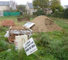 Le chantier n'est pas encore ouvert mais notre constructeur qui intervient &eacute;galement sur un autre lot se permet d'entreposer sur notre terrain sans m&ecirc;me nous en informer...un petit coup de fil n'aurait pas pu nuire &agrave; notre relation naissante!