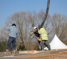 Ca y est, les premiers décimètres cubes de béton arrivent par les airs. Les maçons commencent par remplir la passerelle ... Il parait que son coffrage a été plus difficile à réaliser que prévu