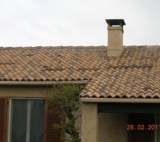Sur la toiture on observe les tuiles de mauvaise qualité poreuses, aprés une averse. Sous les tuiles on lit :Porto Torres - SARDATEGOLE