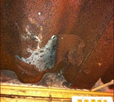 Plafond de blockaus, ferraillage eclat&eacute; par endroit supportant 1m de beton...