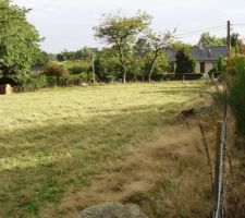 Le terrain agricole avant am&eacute;nagement du lotissement. La premi&egrave;re fois que nous y sommes venus, il y avait des moutons qui y broutaient...