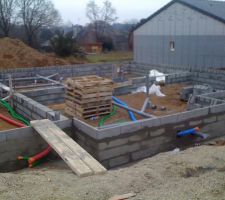 - Elevation des murs du vide-sanitaire
- Installation des gaines pour le VRD (eau: bleu, EDF: rouge, France Telecom: vert)
- Installation des tuyaux pour l'&eacute;vacuation des eaux us&eacute;es