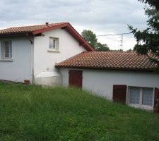 On voit une toute partie du bunker, recouvert par le jardin