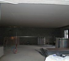 Le plafond est plaqu&eacute;