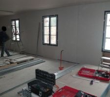 Doublage des murs en partie nuit, les plaquistes bossent bien et proprement, je passerais la cam&eacute;ra infra-rouge avant les bandes, ils pourront se servir des images pour leurs futurs clients et comprendre o&ugrave; ils doivent pr&ecirc;ter une attention particuli&egrave;re.