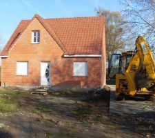 Lors du déplacement de la ligne erdf, on voit un peux la ligne au dessus de la maison, et sur la droite, c'est un des engins qui va placer le nouveau poteau et enlever l'ancien au fond du terrain.