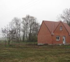 Voilà, la maison, avec le poteau a son nouvel emplacement, maintenant la ligne n'est plus au dessus de la maison. Et qui plus est, elle est plus haute!!