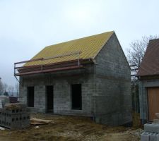 Lot 13 ,les tuiles attendent aux pieds de la maison.