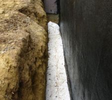 La "chaussette" est fermée ,pleine de gavier autour du drain.