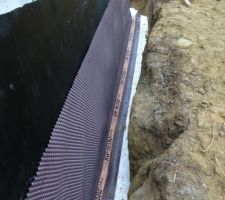 Puis le Delta MS mis en place sur le mur.