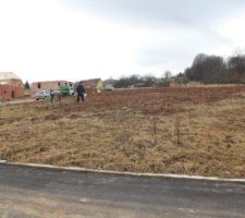 Implantation au sol de la maison avec prise des mesures nécessaires au terrassement.